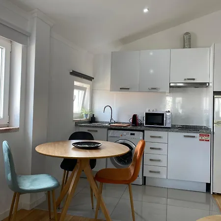 River View In Graca شقة